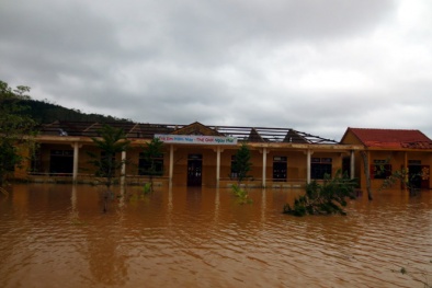 Cô giáo băng mình vão lũ cứu đồng nghiệp